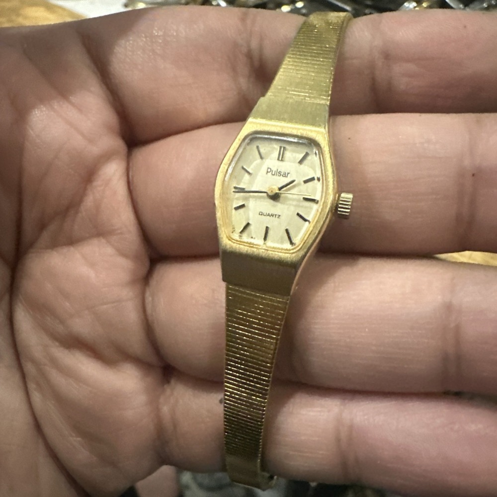 Vintage Pulsar Ladies Dainty Gold Tone Quartz Watch 16mm V231-5070 6.5in